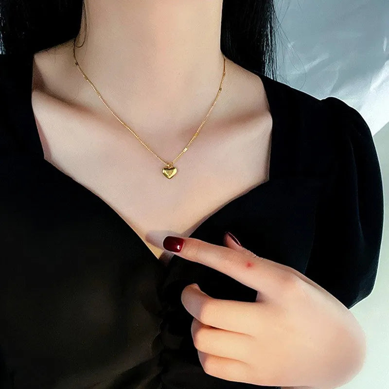 Trendige, schlichte Halskette mit herzförmigem Anhänger in Goldfarbe