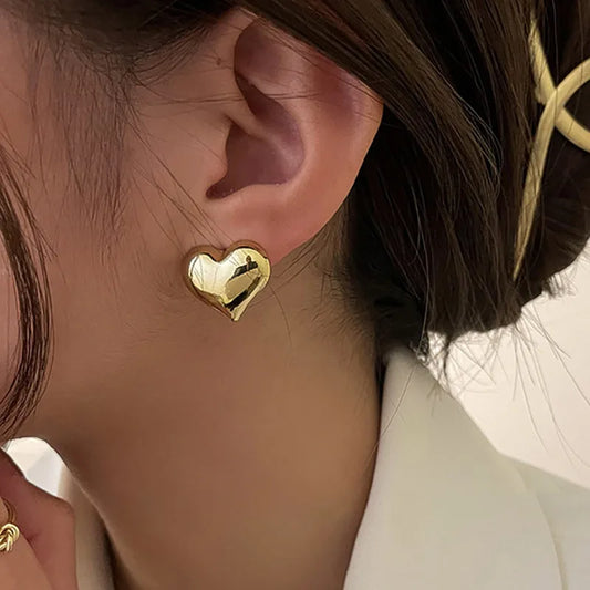 Minimalistische silberfarbene glatte LOVE-Herz-Ohrstecker